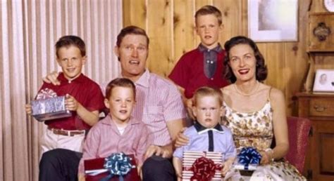 Chuck Connors (April 10, 1921 November 10, 1992) was an American actor, and athlete. . Chuck connors sons died